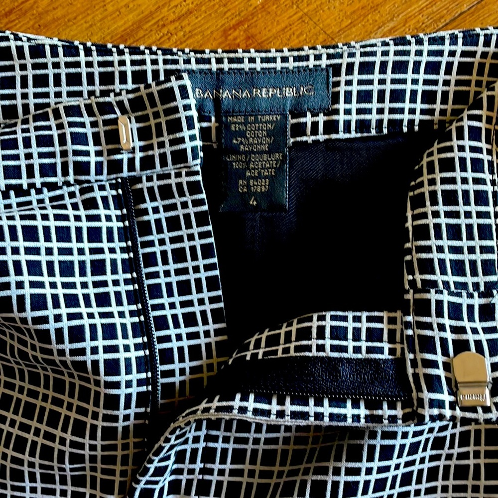 Banana Republic Black and White Grid Pencil Skirt (Size 4)